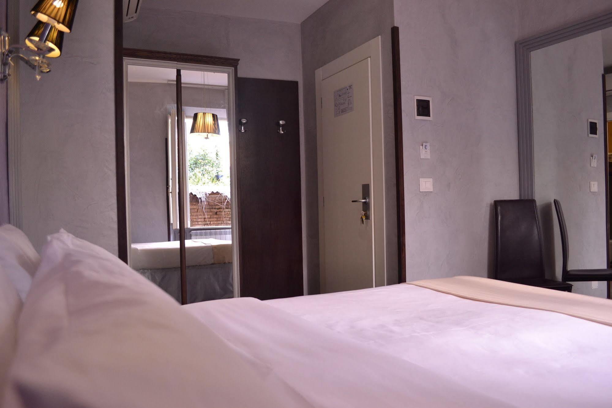 Отель Tiburtina House Рим Экстерьер фото